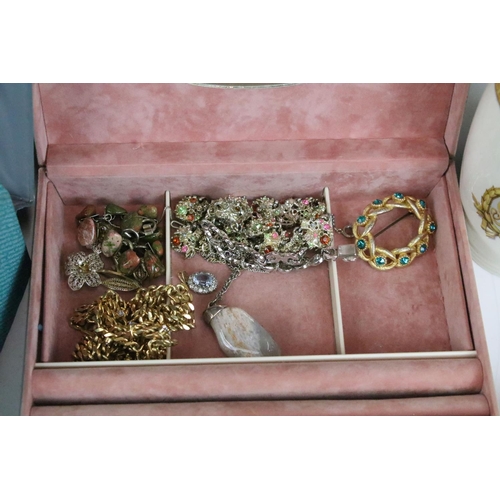 198 - A small group of mixed collectables to include costume jewellery, vintage watch, souvenir spoons...e... 