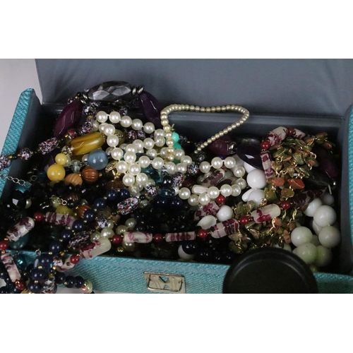 198 - A small group of mixed collectables to include costume jewellery, vintage watch, souvenir spoons...e... 