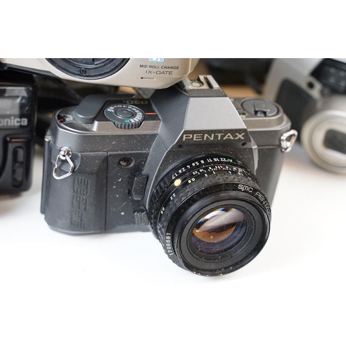 167 - Collection of cameras, cinecameras and photographic equipment to include Minolta 7000 SLR, Pentax P3... 