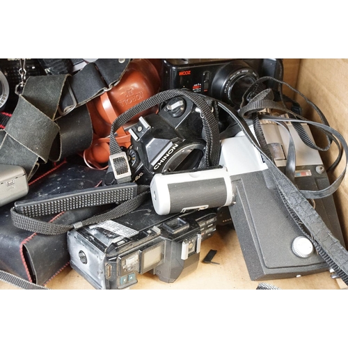 167 - Collection of cameras, cinecameras and photographic equipment to include Minolta 7000 SLR, Pentax P3... 