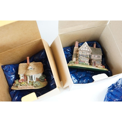 95 - Lilliput Lane figurines to include Junk and Disorderly, Cradle Cottage, Bumble Bee Cottage and Mrs P... 