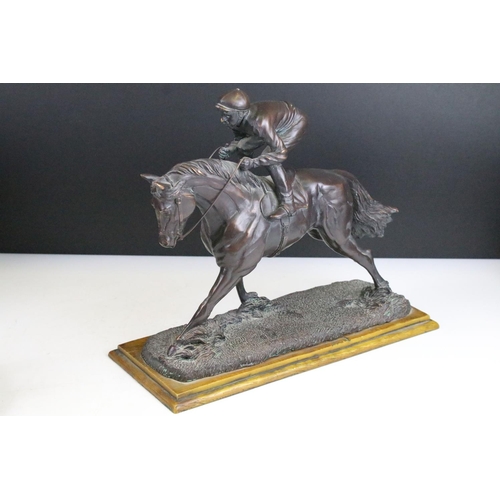 112 - Set of 4 racehorses and jockeys, 'The outsider takes base', The Juliana Collection and an award for ... 