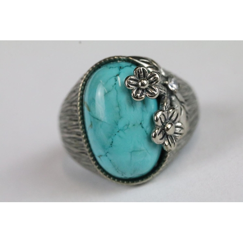 225 - A ladies sterling silver ring with central turquoise cabochon, marked 925 to the shank.