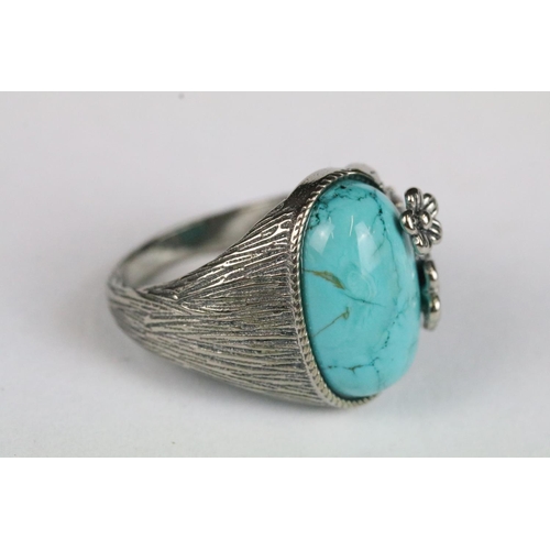 225 - A ladies sterling silver ring with central turquoise cabochon, marked 925 to the shank.