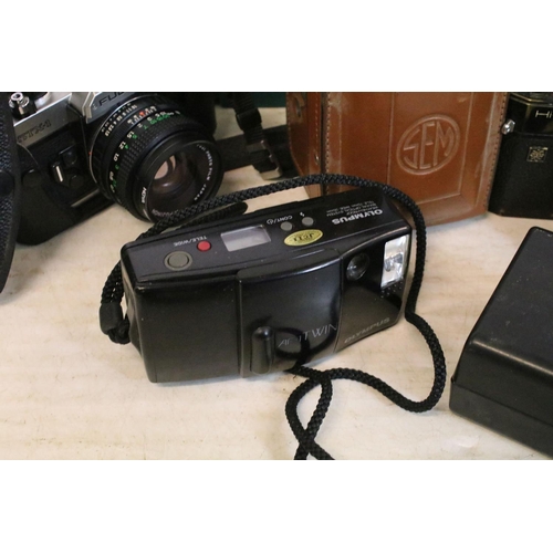 153 - Large selection of cameras, 35mm and medium format cameras to include Olympus XA2 with A11 flash (bo... 