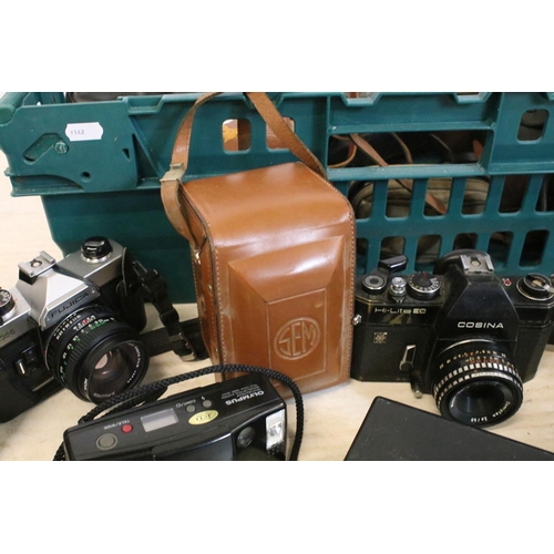 153 - Large selection of cameras, 35mm and medium format cameras to include Olympus XA2 with A11 flash (bo... 