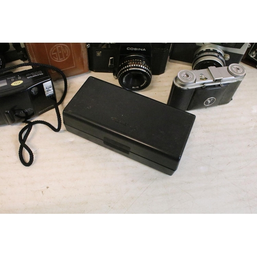 153 - Large selection of cameras, 35mm and medium format cameras to include Olympus XA2 with A11 flash (bo... 