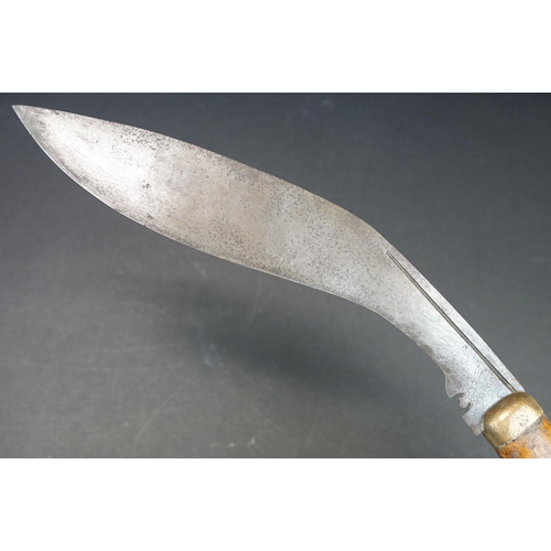 117 - A mid 20th century World War Two / WW2 era Kukri knife, heavy steel blade,  made in Daejeeling India... 