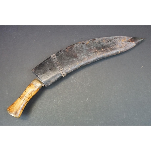 117 - A mid 20th century World War Two / WW2 era Kukri knife, heavy steel blade,  made in Daejeeling India... 