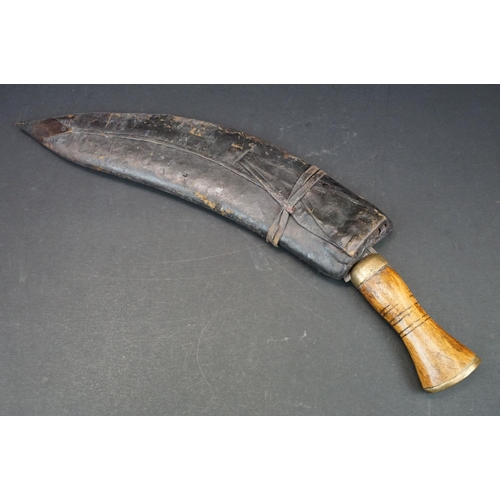 117 - A mid 20th century World War Two / WW2 era Kukri knife, heavy steel blade,  made in Daejeeling India... 