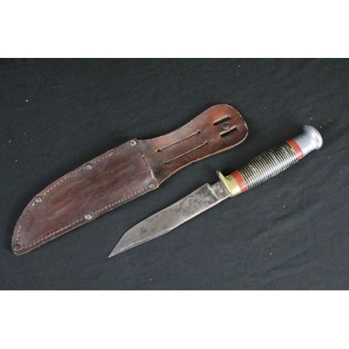 127 - Two Vintage William Rogers & Sons hunting / scouting sheath knives, both with clear markings to the ... 