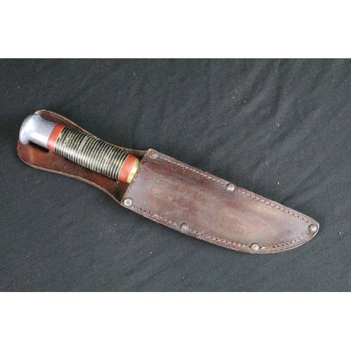 127 - Two Vintage William Rogers & Sons hunting / scouting sheath knives, both with clear markings to the ... 