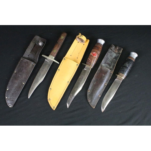 128 - A collection of three William Rogers & Sons of Sheffield England hunting / scoutings knives, two wit... 