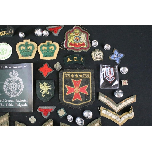 139 - A small collection of mainly British military badges, buttons and cloth patches.