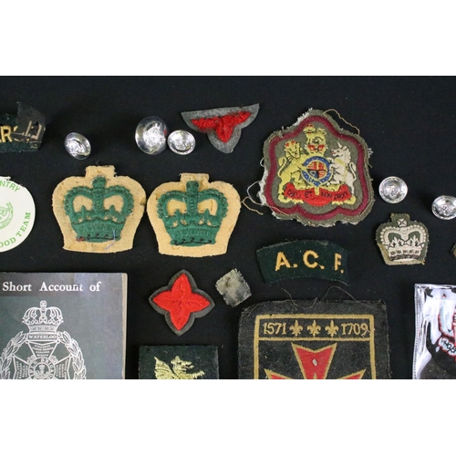 139 - A small collection of mainly British military badges, buttons and cloth patches.