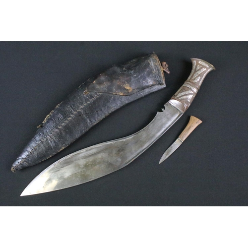 169 - An early 20th century (c.1920-30) Chirra Kukri knife, steel fullered blade, wooden handle with white... 