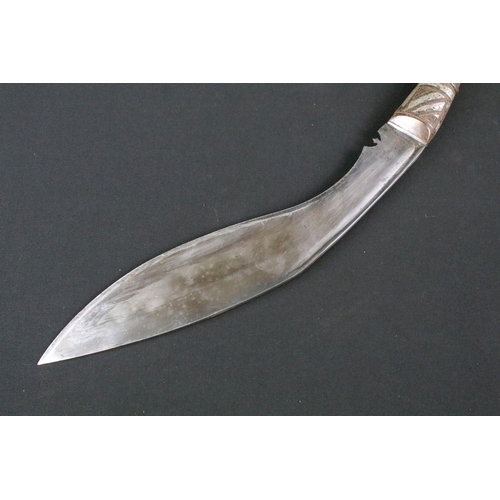 169 - An early 20th century (c.1920-30) Chirra Kukri knife, steel fullered blade, wooden handle with white... 