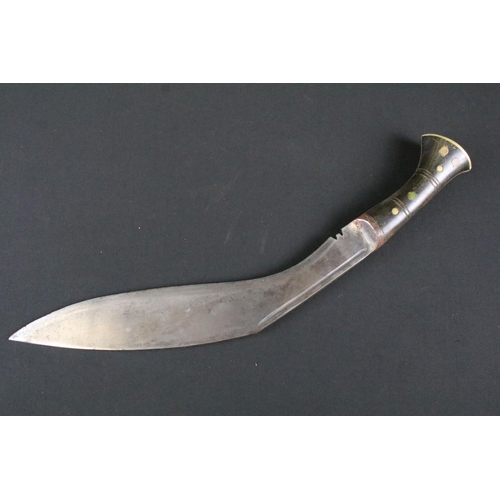 185 - A mid 20th century World War Two / WW2 era Kukri knife, steel blade with groove fuller, carved horn ... 