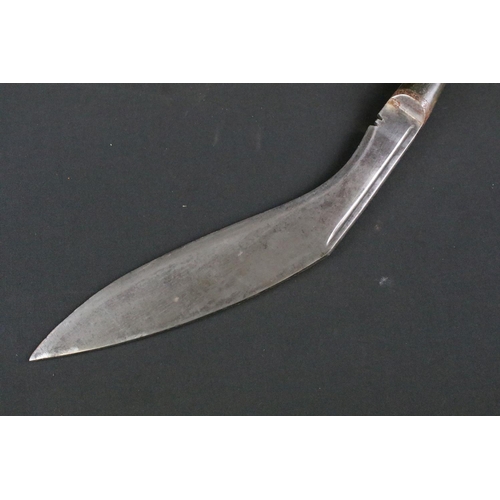 185 - A mid 20th century World War Two / WW2 era Kukri knife, steel blade with groove fuller, carved horn ... 