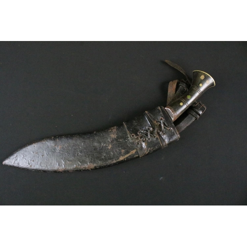 185 - A mid 20th century World War Two / WW2 era Kukri knife, steel blade with groove fuller, carved horn ... 