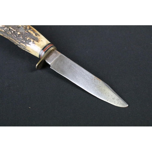 199 - Two vintage William Rogers of Sheffield vintage hunting / scouting knives, both with good clear make... 