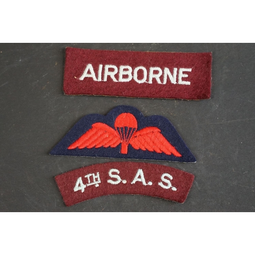 292 - A group of Special Air Service / S.A.S. collectables to include books, badges...etc..