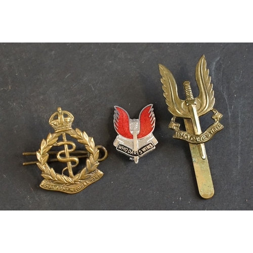 292 - A group of Special Air Service / S.A.S. collectables to include books, badges...etc..