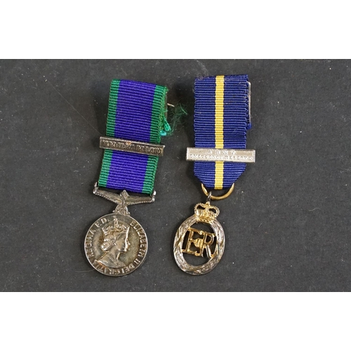 292 - A group of Special Air Service / S.A.S. collectables to include books, badges...etc..