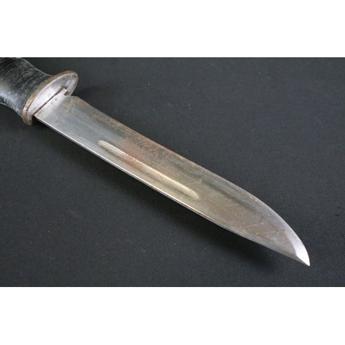 308 - A World War Two private purchase fighting knife, fullered steel blade, leather handle and steel fixi... 