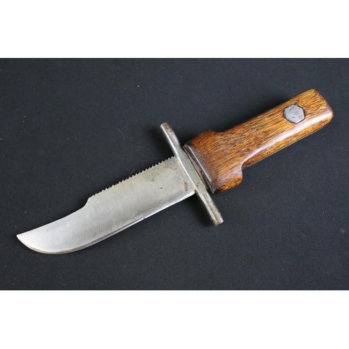 320 - A mid to late 20th century handmade fighting knife, steel blade on two piece wooden handle with matc... 