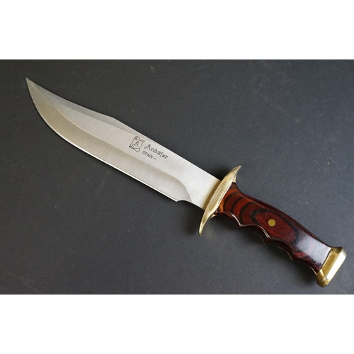 351 - A collection of three hunting / scouting sheath knives to include a William Rodgers example, all com... 