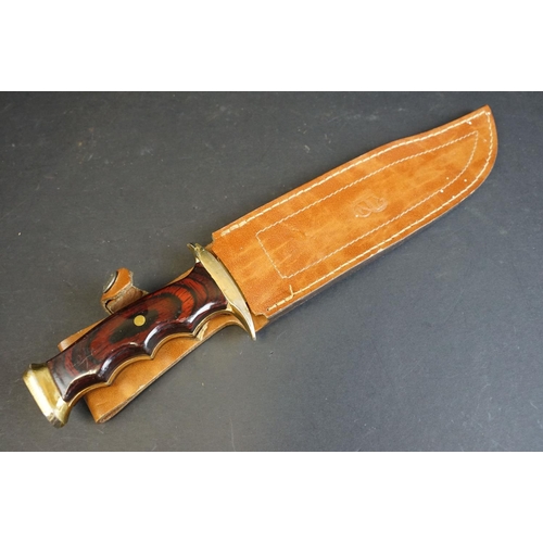 351 - A collection of three hunting / scouting sheath knives to include a William Rodgers example, all com... 