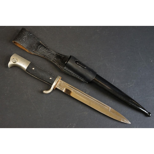 389 - A German Third Reich K98 dress bayonet, having a 25cm single edged fullered blade, with chequered tw... 