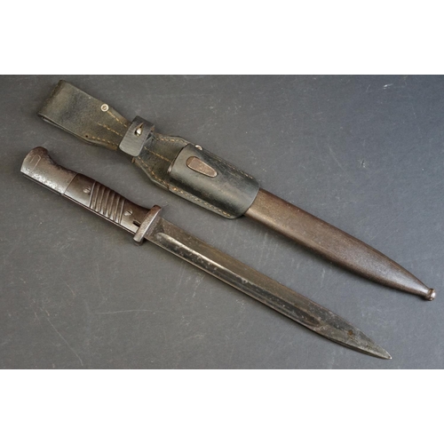 390 - A World War Two / WWII German K98 combat bayonet with two-piece Bakelite grips, the blade stamped 72... 