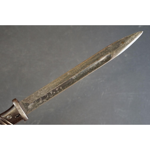 390 - A World War Two / WWII German K98 combat bayonet with two-piece Bakelite grips, the blade stamped 72... 