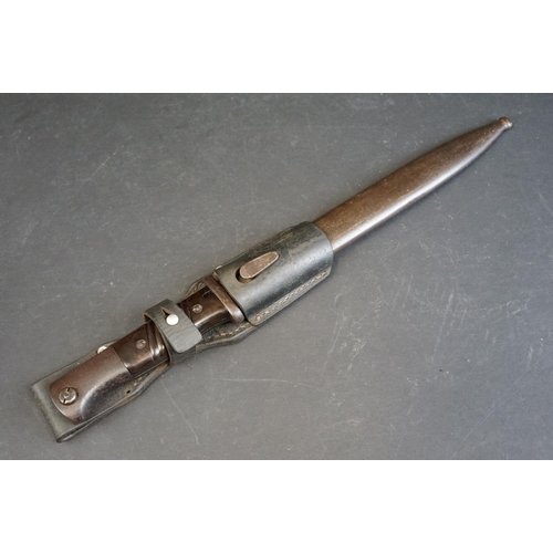 390 - A World War Two / WWII German K98 combat bayonet with two-piece Bakelite grips, the blade stamped 72... 