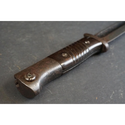 390 - A World War Two / WWII German K98 combat bayonet with two-piece Bakelite grips, the blade stamped 72... 