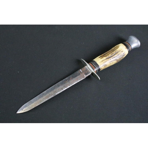 460 - A William Rogers of Sheffield scouting / hunting sheath knife, blade measures approx 14cm, handle me... 