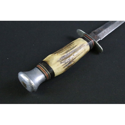 460 - A William Rogers of Sheffield scouting / hunting sheath knife, blade measures approx 14cm, handle me... 