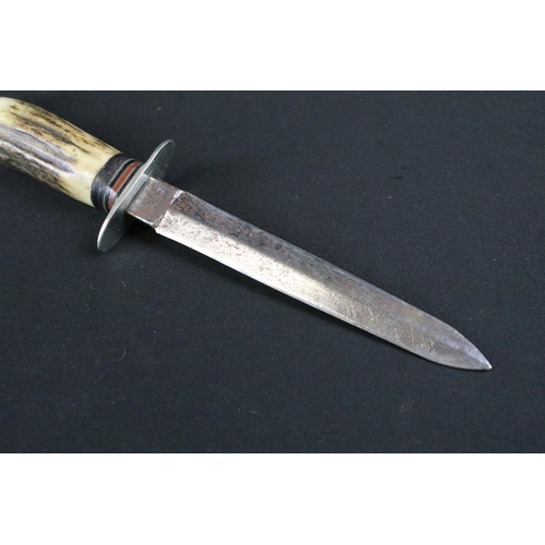 460 - A William Rogers of Sheffield scouting / hunting sheath knife, blade measures approx 14cm, handle me... 