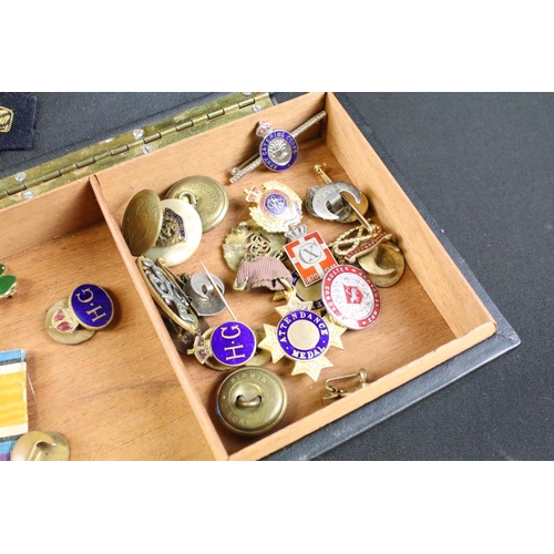 461 - A small group of military collectables to include badges, sweetheart brooch, water bottle and the bo... 