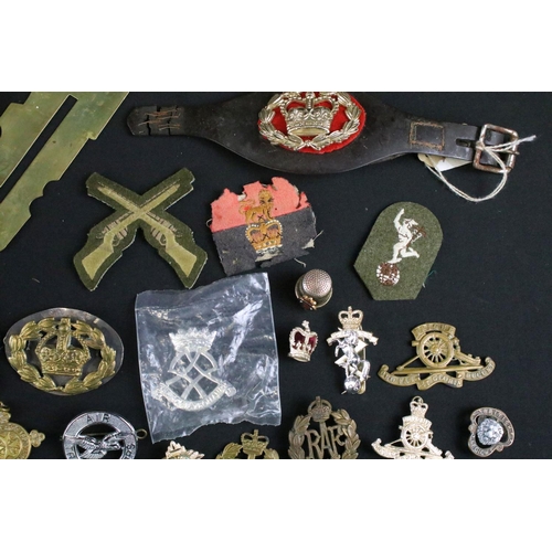 464 - A collection of mixed military collectables to include a military issued Encore Jack knife by T. Tur... 