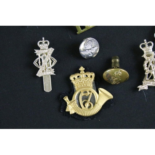 470 - A small collection of British military badges to include World War One and World War Two examples to... 