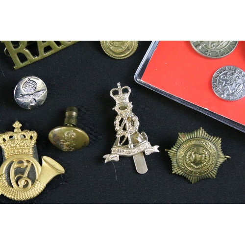 470 - A small collection of British military badges to include World War One and World War Two examples to... 