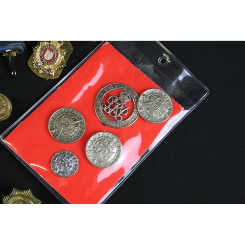 470 - A small collection of British military badges to include World War One and World War Two examples to... 