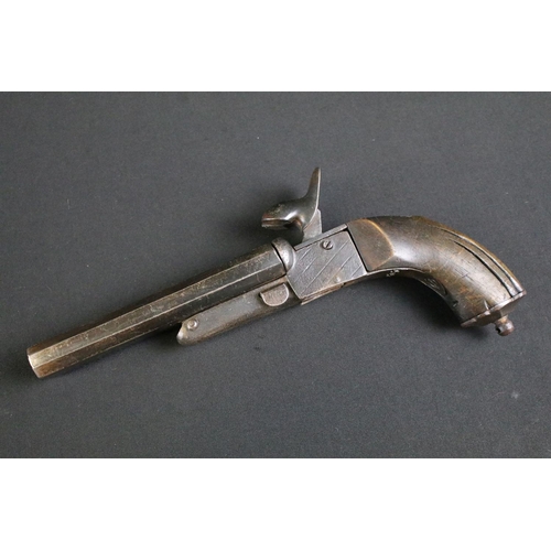 482 - A 19th Century double barrel Percussion Pistol. The pistol with double barrel, fronting the mechanis... 