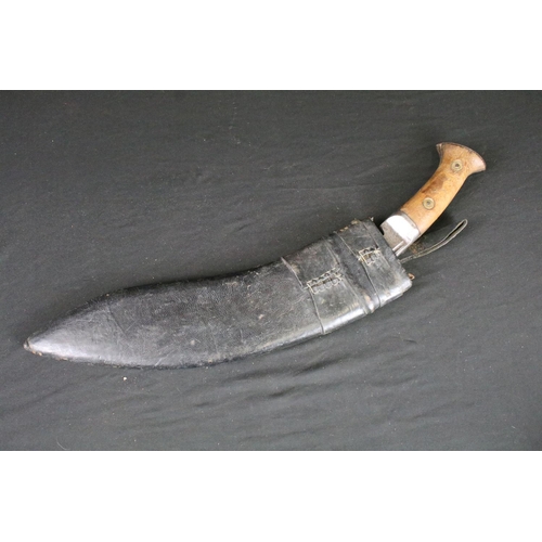 84 - A World War Two / WW2 Mk.2 M43 Private Purchase Kukri knife, steel blade, wooden riveted handle, bla... 