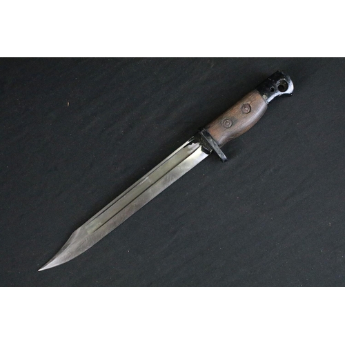 89 - A British military Wilkinson Sword Company cut down bayonet fighting knife, blade length approx 20cm... 