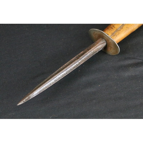 96 - A World War One / WW1 trench fighting knife, the cruciform blade used from a Epee Label bayonet, bla... 