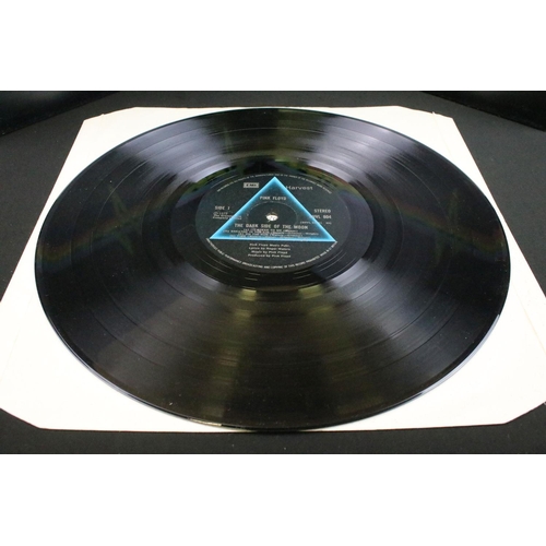 173 - Vinyl - 3 UK copies of Pink Floyd Dark Side Of The Moon to include: A10/B9 Vg, A10/B9 Vg-, A11/B11 V... 